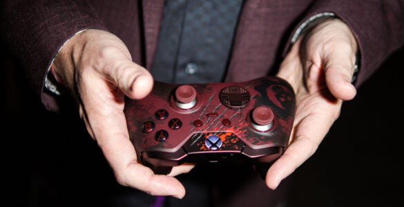 Rod Fergusson with Gears of War 4 Elite Controller
