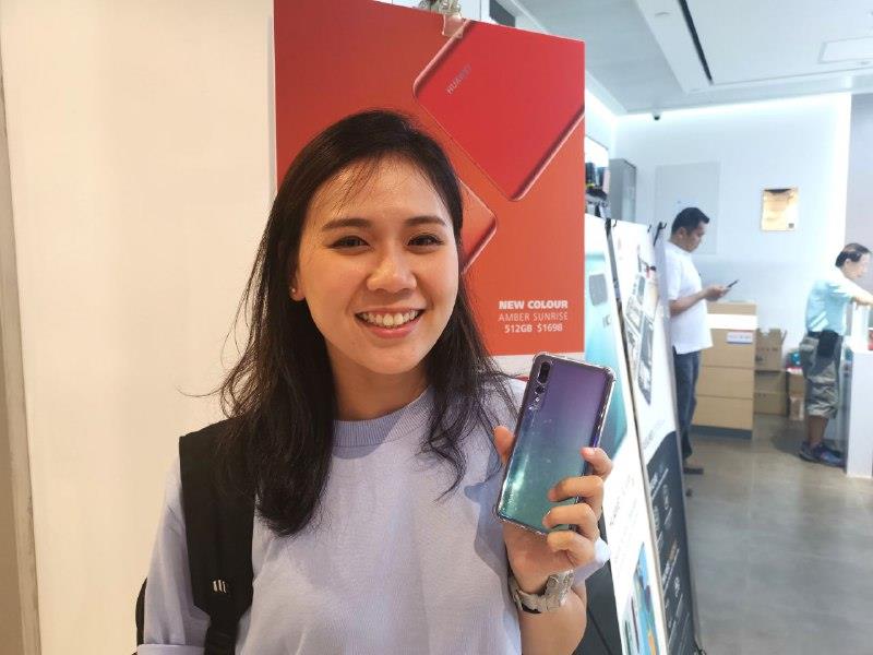 Ms. Wen Qi holding a Huawei P20 Pro