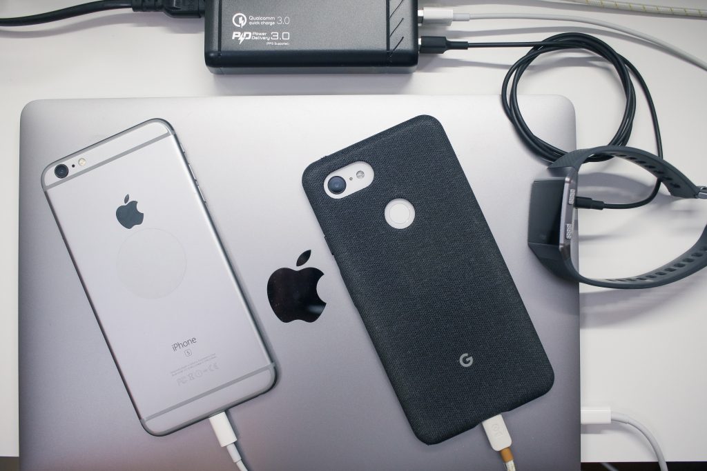 Charging the MacBook Pro (13-inch), Pixel 3 XL, iPhone 6s Plus and Fitbit Ionic simultaneously