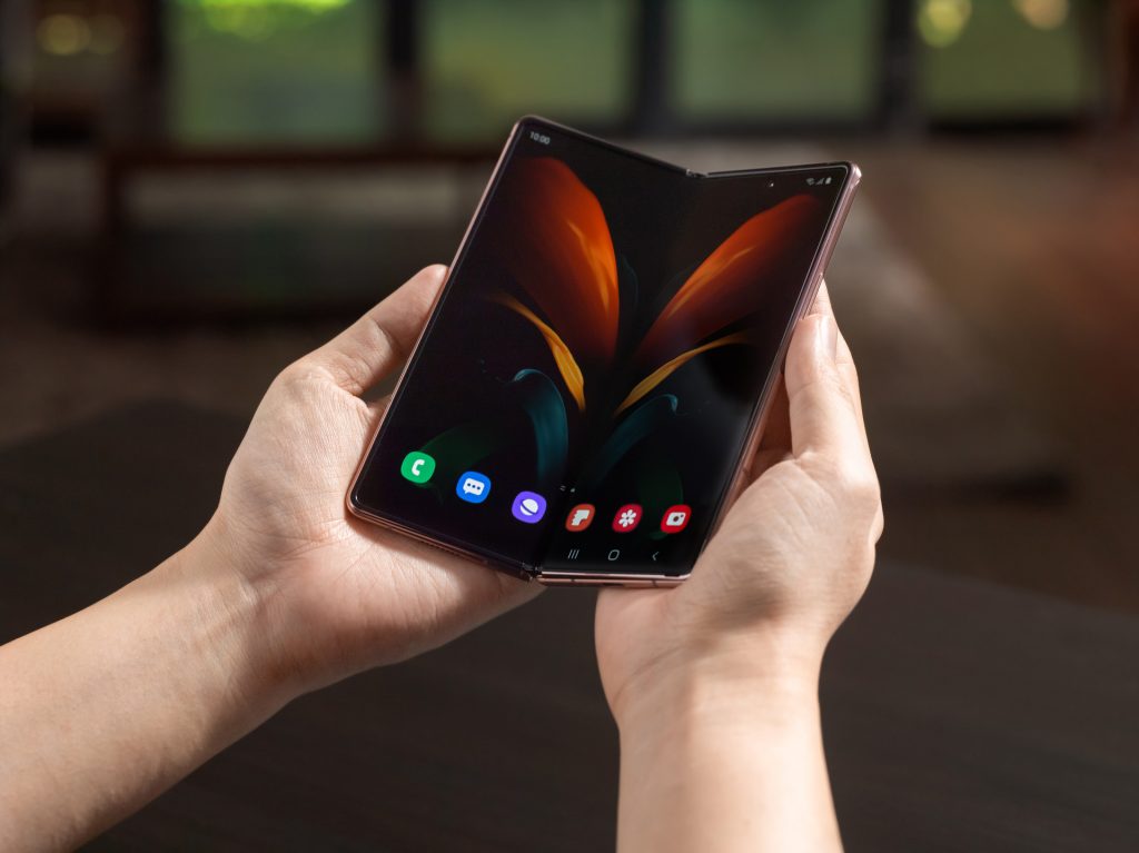 Samsung Galaxy Z Fold2 (Lifestyle)