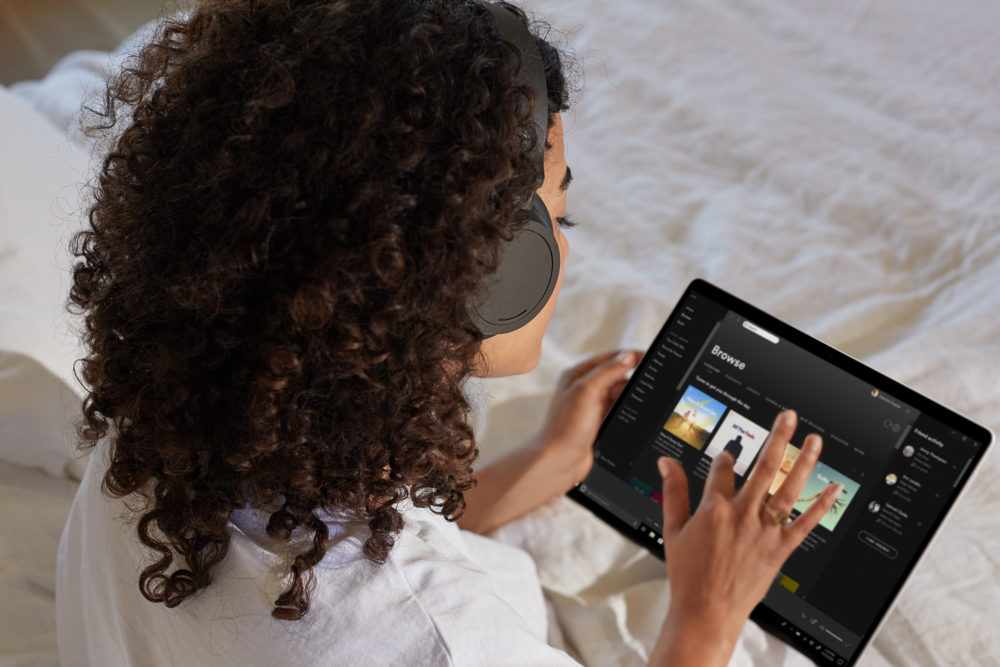 Microsoft Surface Pro X 2020 (Tablet mode)
